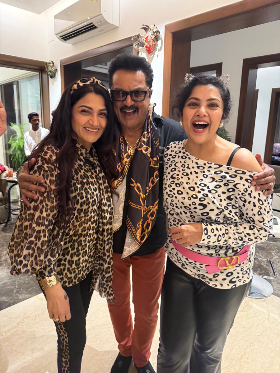 sridevisreedhar's tweet photo. #ClassOf80 When friends meet, time stands still and pics speak louder than words โค๏ธ https://t.co/ucYgcigI3E