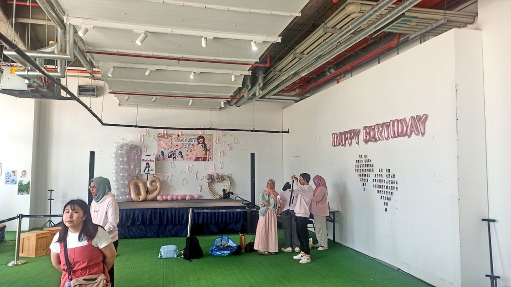 IdolCPM's tweet photo. reporting at Tiffany's seitansai event
#KLP48
#Tiffys16thHop
#KLP48Time https://t.co/LNdGIyZ8DB