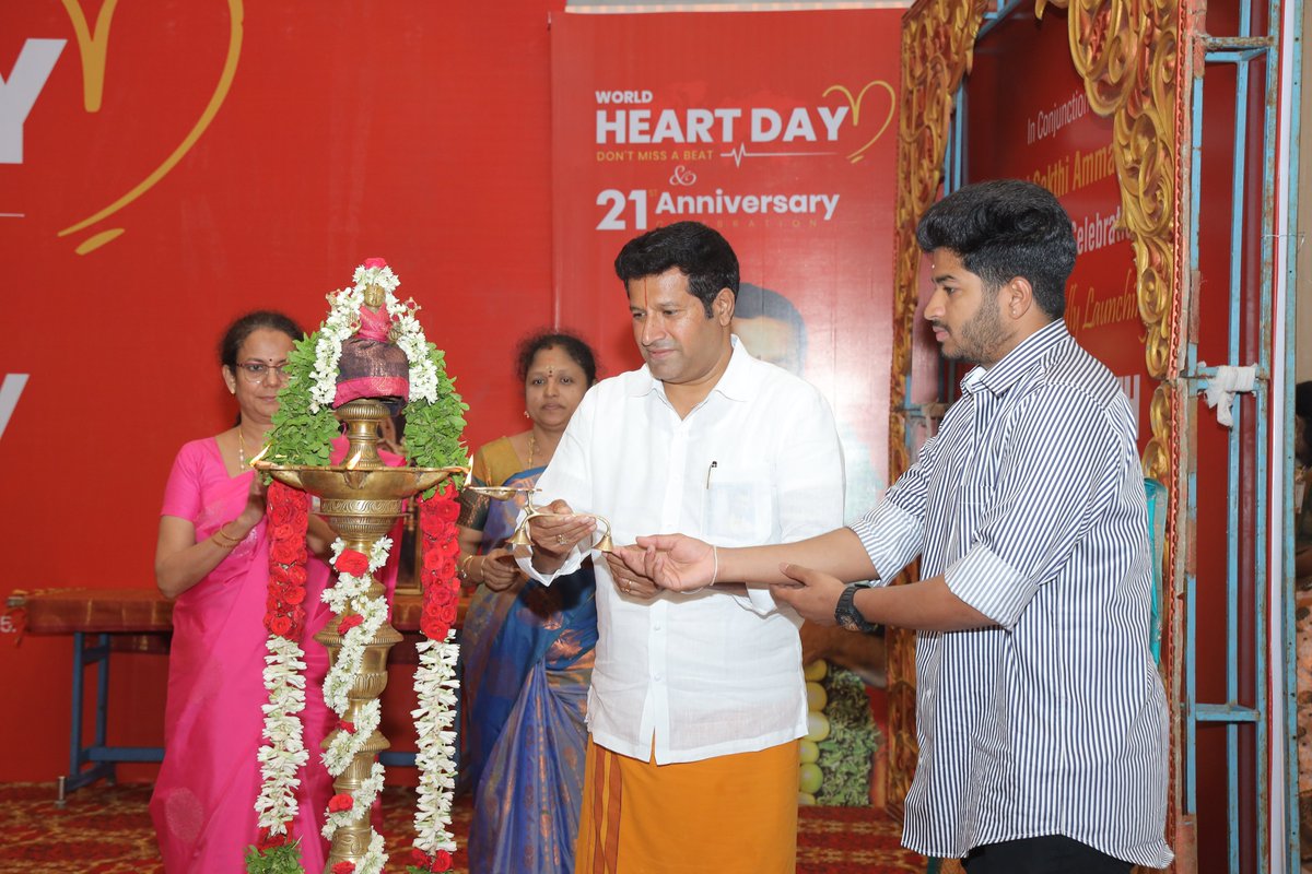 snhrc_vellore's tweet image. With the Divine Blessings of Sri Sakthi Amma, #WorldHeartDay2025 was celebrated at Sri Narayani Hospital &amp;amp; Research Centre. 🎉
Graced by Venkat Prabhu, Mirnalini Ravi, and our Hon’ble Director Prof. N. Balaji. ❤️
Promoting heart health with divine care!
#SriSakthiAmma #SNHRC