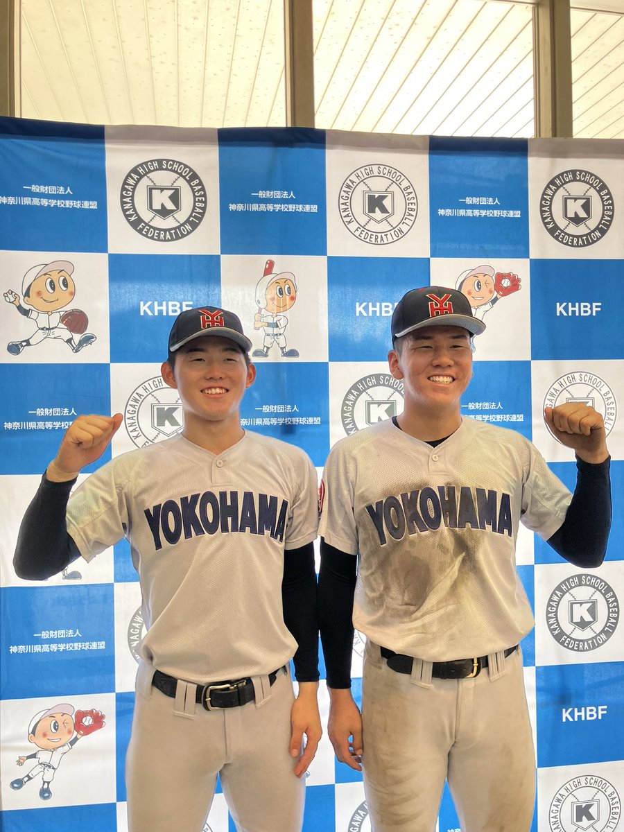 横浜は4番に入った江坂選手が八回に決定的な満塁ホームラン。決勝タイムリーの小野キャプテンと笑顔です。