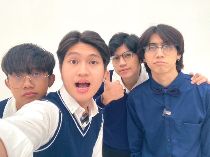 Bedzweii's tweet photo. 👩🏻: selamat datang di alfamarett, membernya ada kak?? 
👥👥: ada kak sisa 4 
#YouN1TSelcaDay #HappyYouN1TDay https://t.co/V6iWWe5cTB