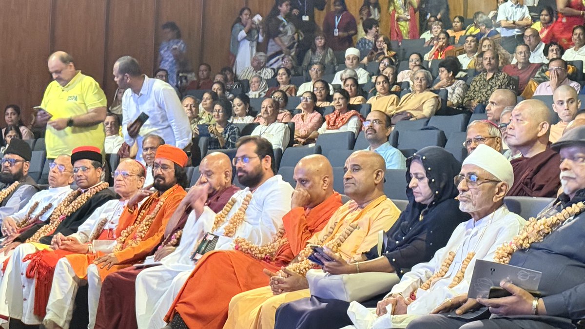 Dev_Brahmachari's tweet photo. Today at St. Andrew’s College, Bandra (Mumbai), the Inter-Religious Jubilee Celebration witnessed a historic gathering of leading faith leaders. The presence of Cardinal George Jacob Koovakad from the Vatican City along with other eminent Cardinals, Bishops, Swamis, Acharyas, Maulanas, Sanyasis and interfaith representatives made the event truly remarkable. This meeting stands as a powerful step towards fostering peace, compassion and harmony across communities.

#DevendraBrahmachari #Peace 
#InterfaithDialogue #Compassion
#UnityInDiversity #अंतरधार्मिकसंवाद
