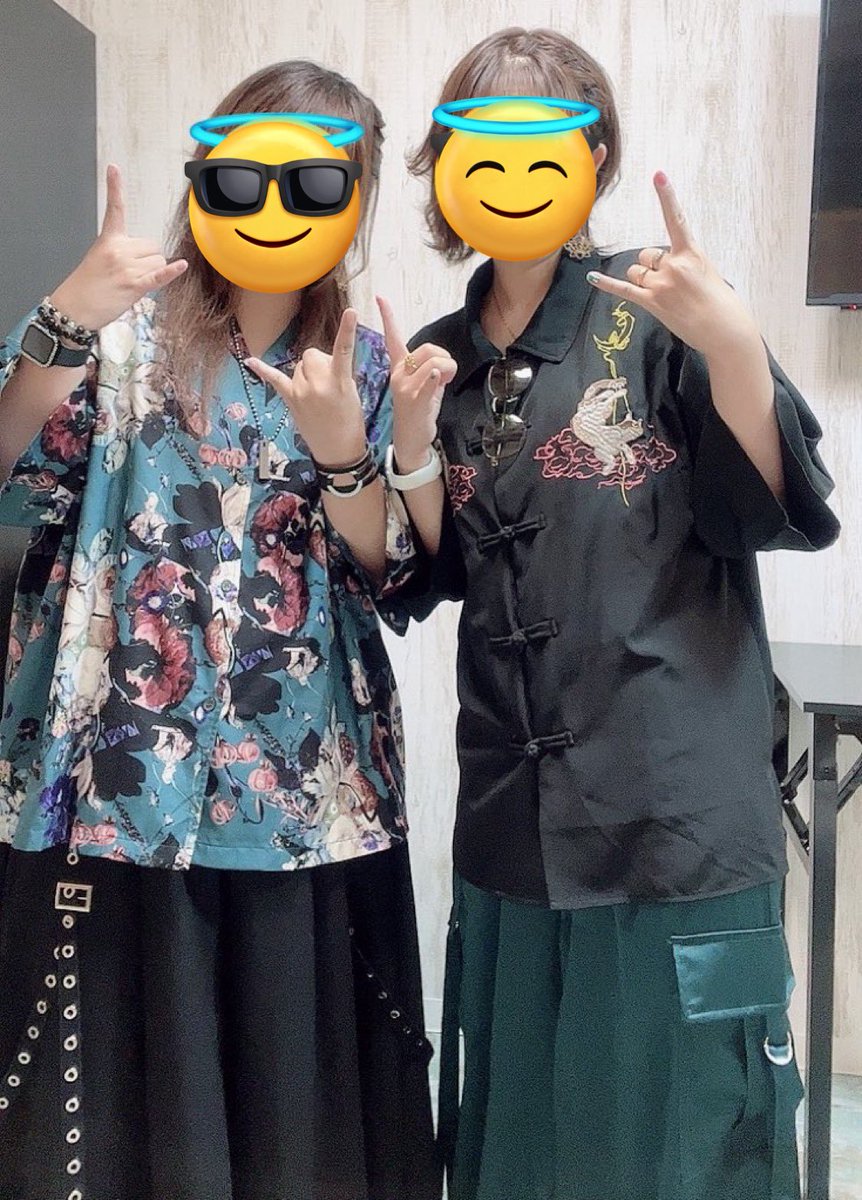今日は右の柄シャツでいます！！