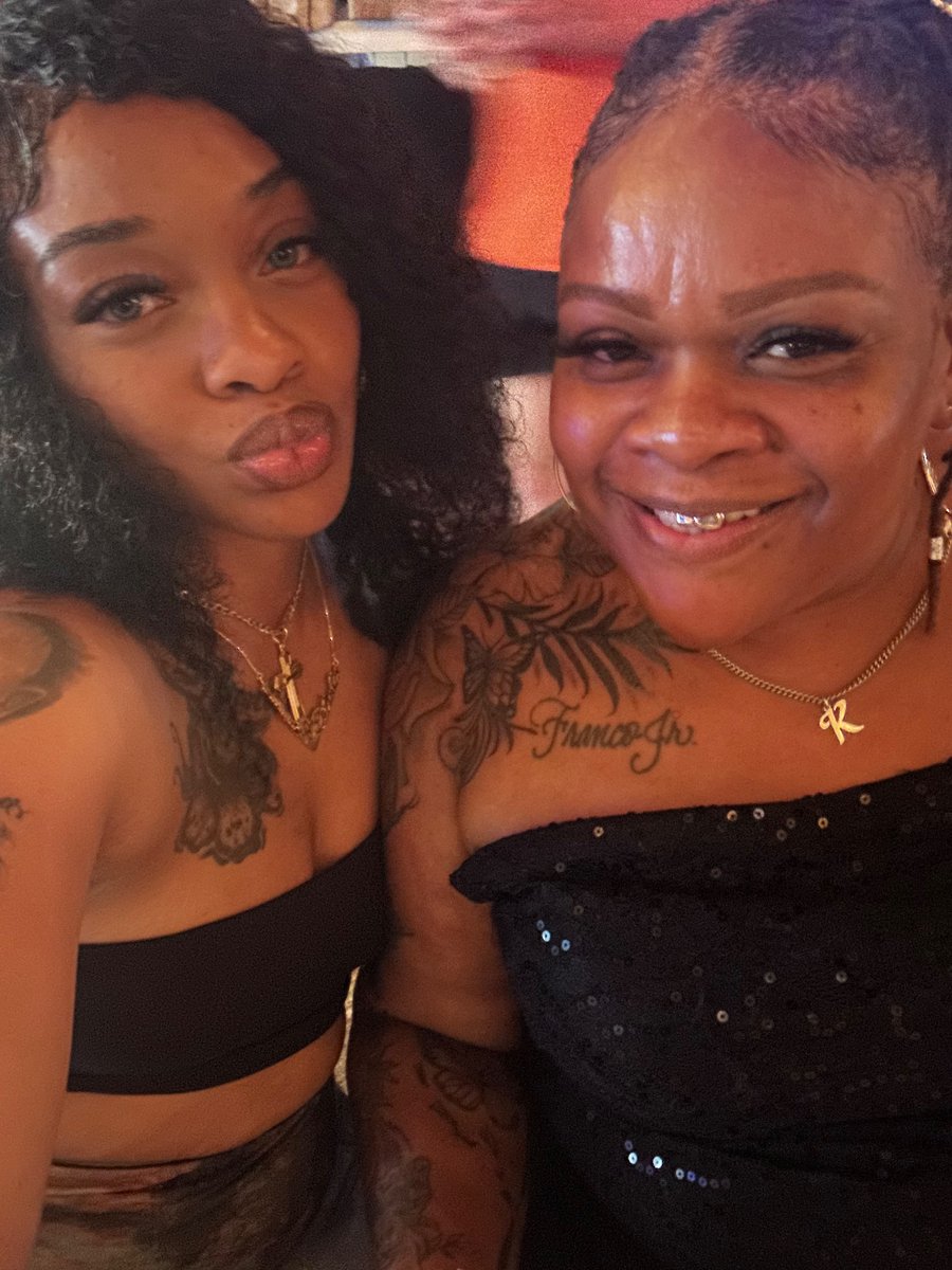 YellaStackss's tweet image. Never thought I’d be writing RIP by your name so soon 💔 Kimberly you were a great mother, friend, support, loving and kind hearted selfless soul . The Best GIGI in this 🌎 , there was never not a smile on your face, the light in any room. My heart is torn in 2️⃣!Love you ma🪽💔🫂