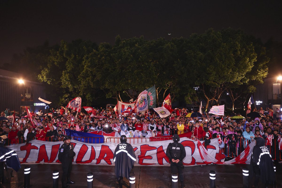 EdgarRomoGDL's tweet photo. Marcando el paso para que los demás lo imiten. 

Una serenata más para @Chivas en la #CapitalRojiblanca 

@LAIRREVERENTE15 https://t.co/kkZeqk1g2L