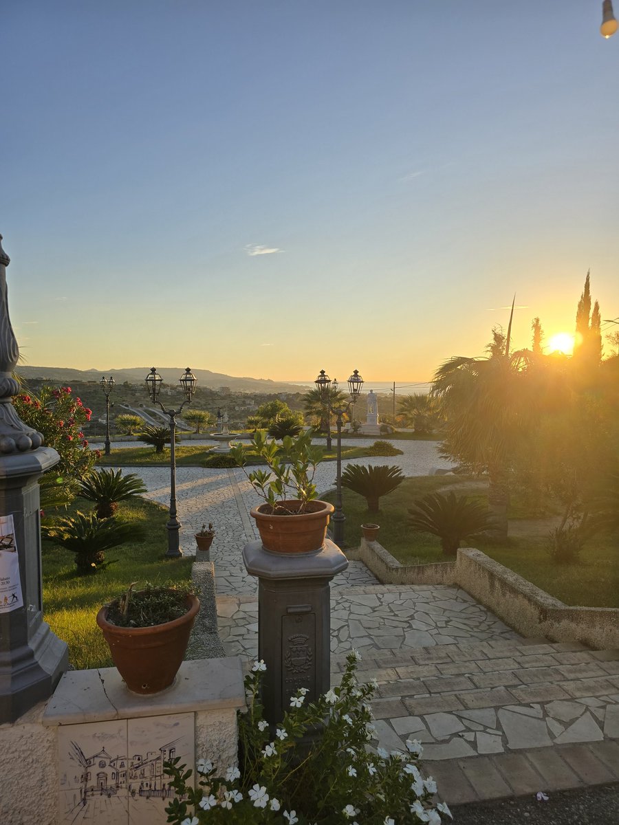 gallopinggourme's tweet photo. Buongiorno da Siderno Superiore, buona Domenica 🇮🇹☀️❤️ #autumn #Italianescape #ReggioCalabria https://t.co/CldCyTzH3D