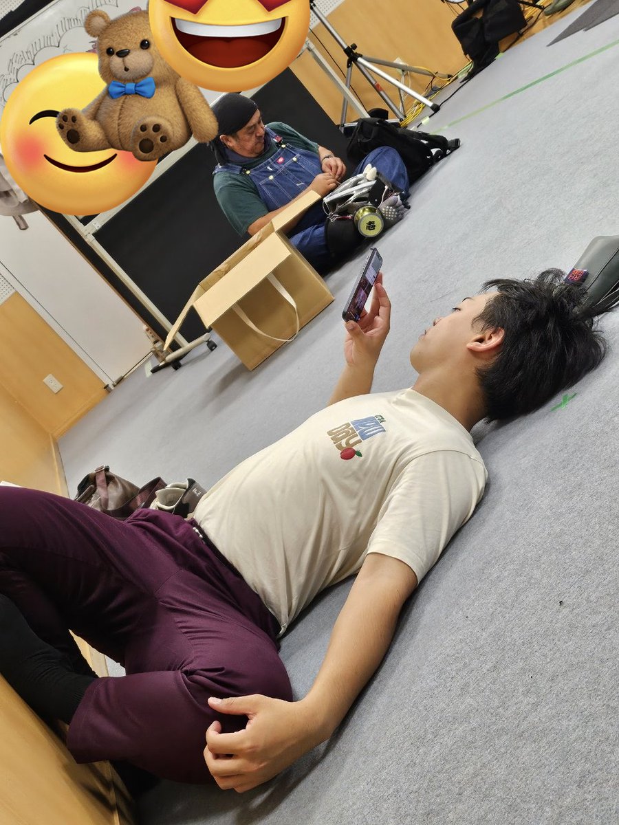 #RHマイナス6
#その名はヤルガンガーV
3回目公演も無事終了しました！
お越しいただいた方々
ありがとうございます！！

千龝楽まであと少し！
今回の写真は
休憩しているキャストと
補修作業の効果さん