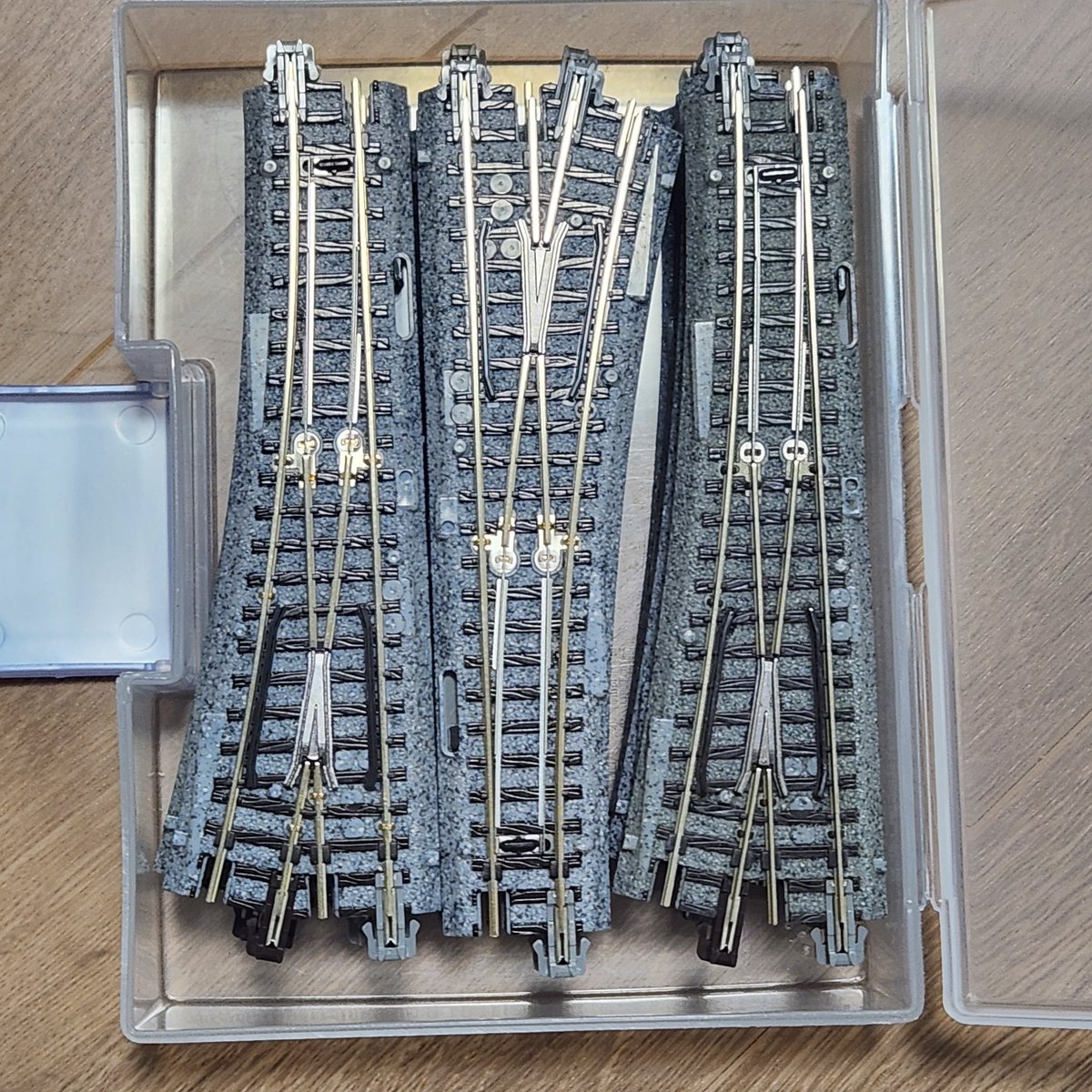 SRC_Infomation's tweet photo. JOY鉄流収納その7

ハガキケースに4番ポイント、2番Y字ポイントの収納事例です。留め具の前後の凹をうまく使ってポイントを12本詰め込むことが可能です。左のみ12本、右のみ12本、Y字と左右どちらかを合わせて12本など。 https://t.co/81a2T9k3TT