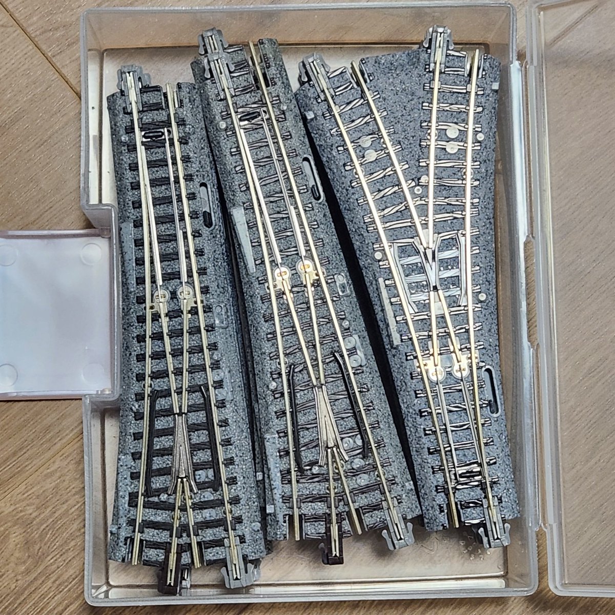 SRC_Infomation's tweet photo. JOY鉄流収納その7

ハガキケースに4番ポイント、2番Y字ポイントの収納事例です。留め具の前後の凹をうまく使ってポイントを12本詰め込むことが可能です。左のみ12本、右のみ12本、Y字と左右どちらかを合わせて12本など。 https://t.co/81a2T9k3TT