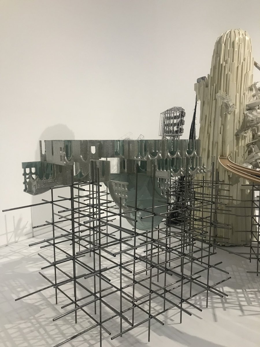 트라우마의 파편들.. 유토피아와 폐허가 겹쳐진 느낌이 좋았다