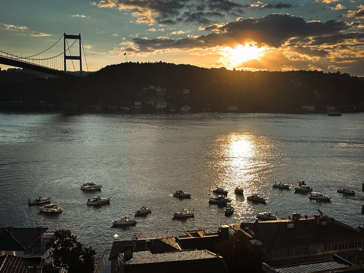 Güneş doğar, lüfer akar.
Kimi ışığı kovalar, kimi dalgadan kaçar. 
Balıkçının kalbi, Boğaz’da çarpar. 

#BoğazınAnlattıkları