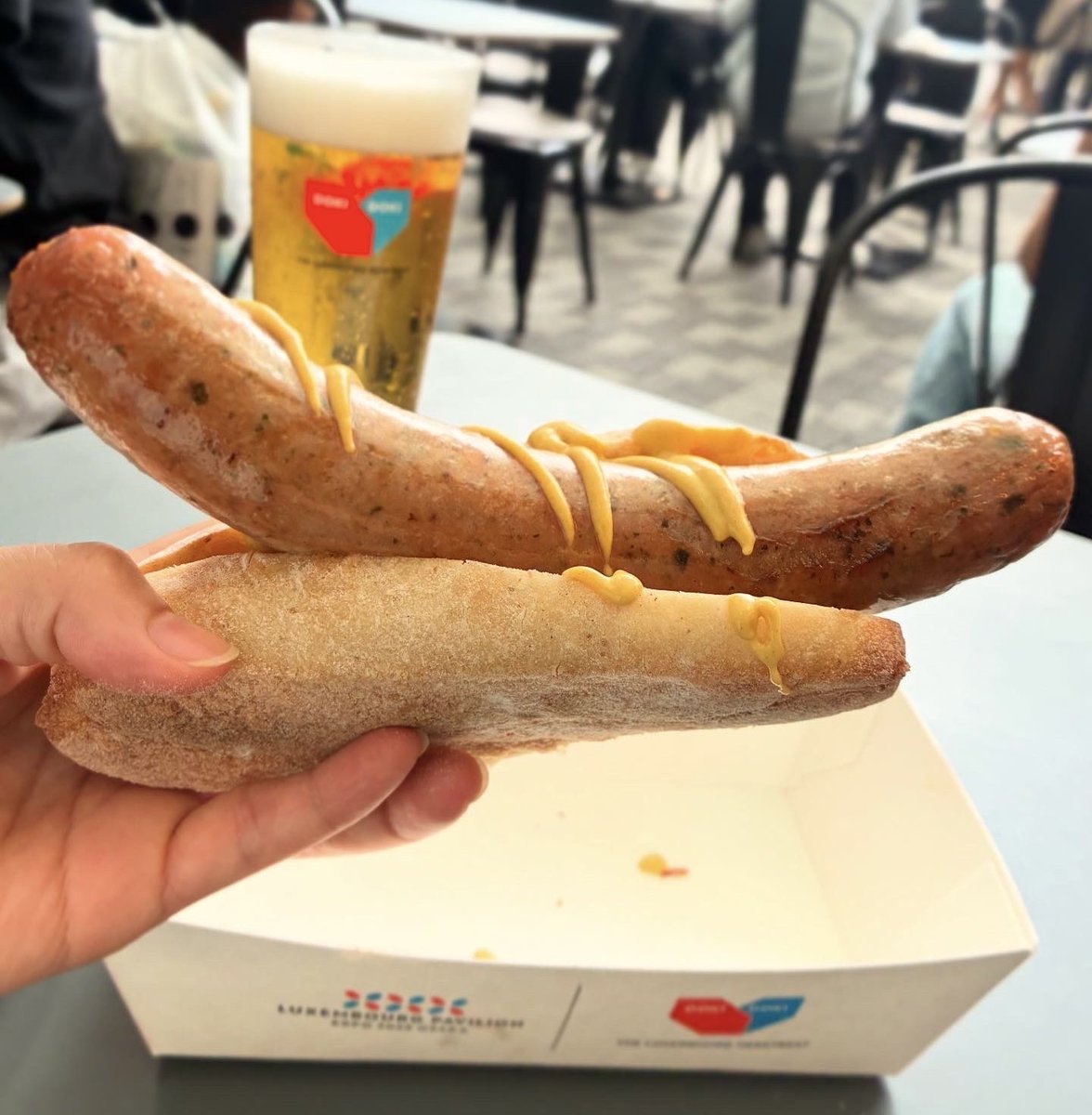 ルクセンブルク館に、ビールとソーセージを求めて行ってきました。
予想以上にでっかくてブリンブリンの食感のソーセージとビールに大満足💕💕食べごたえすんごい😋
まだ行けてないところもあるけど、万博満喫✨
最終日はよしもとのパビリオンでカラオケ盆踊りの神4を見るのが楽しみ🤣🤣