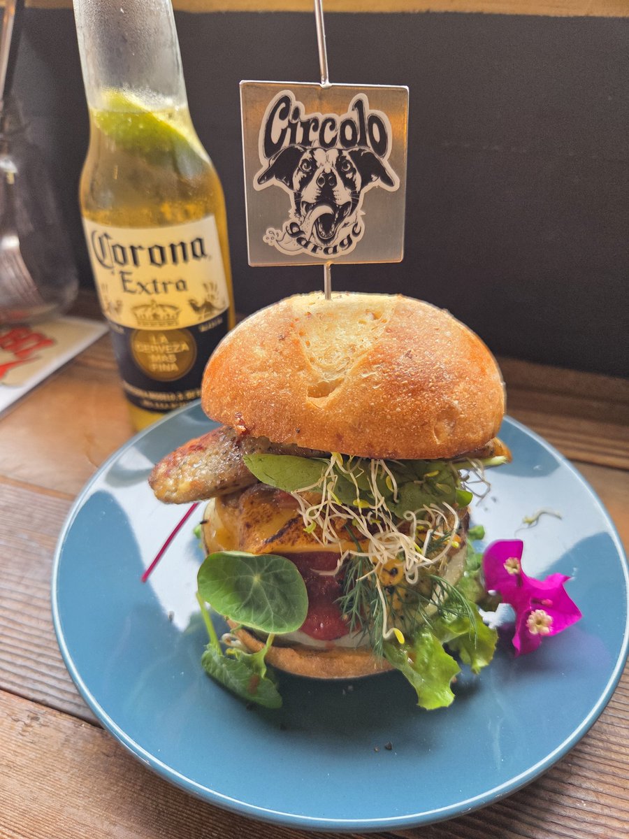 LIONblueeye1's tweet image. BURGER🍔
バイカーカフェ☕チルコロのAWAICHI BURGER🍔
ライ麦のバンズが香ばしい🎶
パティ🐂の他にハーブ🌿入ソーセージとピクルス🥒がめちゃうま🎶
海🌊を眺めながら最高🦁ガォ～

#ハンバーガー #circolo #awaichiburger #ライ麦 #ハーブ入ソーセージ #ピクルス #コロナビール #淡路島グルメ