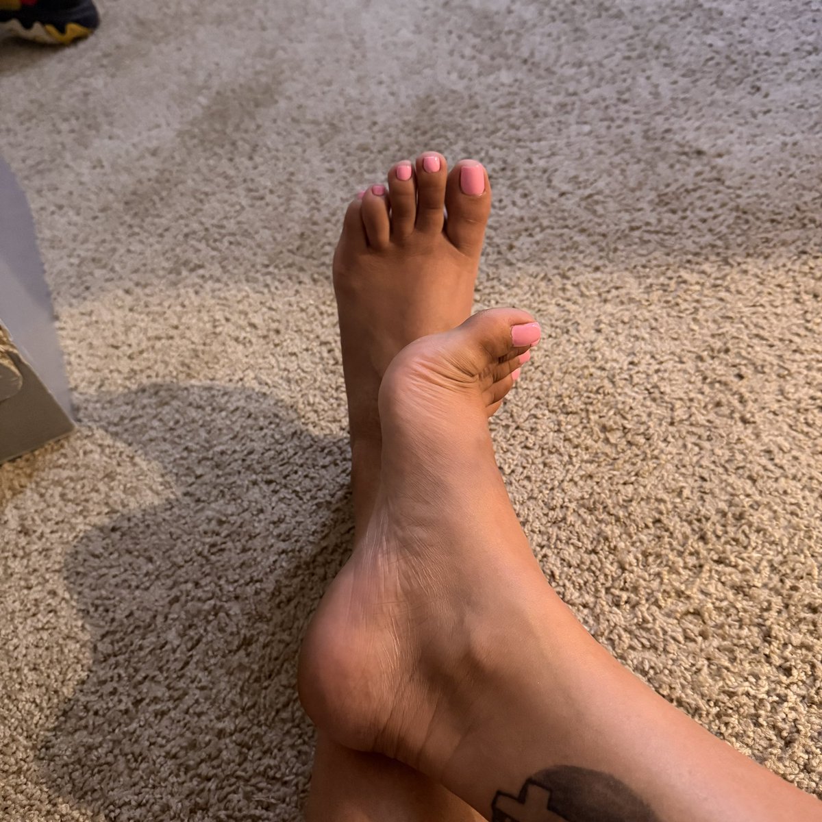 AshleyAlexa39's tweet photo. #paypig #prettyfeet #footlovers #pinktoes #imonOnlyfeet https://t.co/TRJLISL7Mx