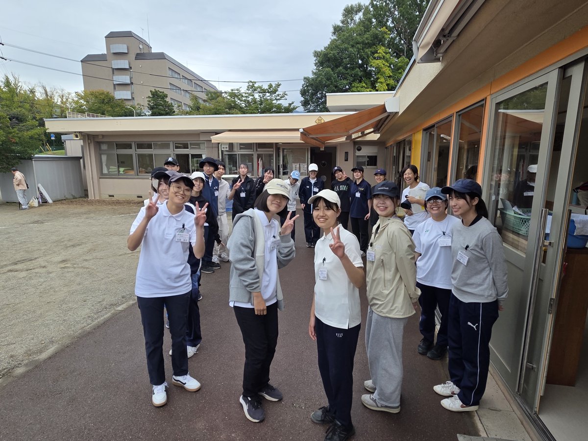 昨日は附属幼稚園の運動会でした。雨が心配でしたが時折の小雨。短縮プログラムで何とか終了できました。
幼稚園所属の学部1年生たちが準備や片付け、さらには園児の相手をしていおり、運動会の運営を支えてくれました。学生の皆さんありがとうございます。・