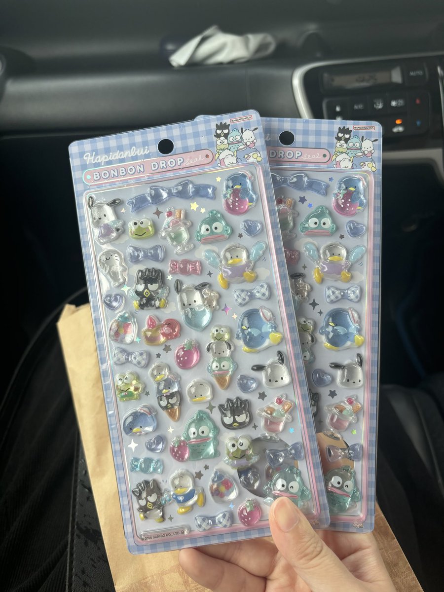 cst_831's tweet photo. はぴだんぶいのボンボンドロップシール、どこにもなかったのにふと立ち寄った本屋に置いてあった😭

探しても全然ない人、本屋に急いで、、、、、ちなみにららぽーとの中の本屋でたくさん見かけた、、、、

同じタイミングで探してた子供連れの人多かったからすぐなくなりそう、、、、 https://t.co/iIwzvbxytk