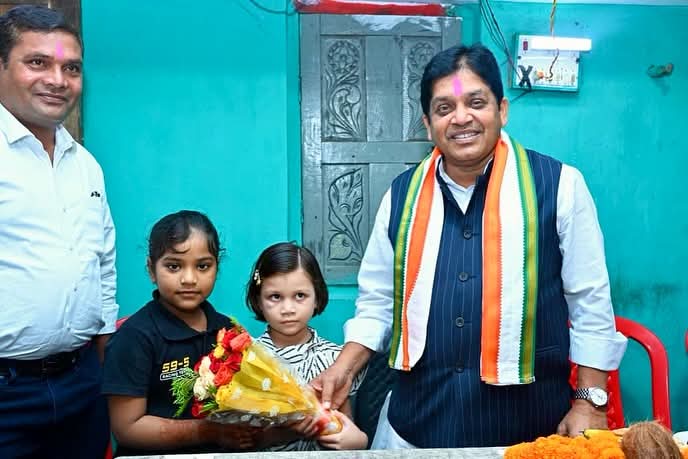 ग्राम पंचायत देवदा (लख़ौली) में ग्राम पंचायत सरपंच श्रीमती सुनीता मोहन सोनवानी जी के निवास में जन्मोत्सव के उपलक्ष्य पर आयोजित कार्यक्रम में सम्मिलित हुआ। 

श्रीमती लक्ष्मी सोनवानी एवं श्री जावेद सोनवानी को माता-पिता बनने पर बधाई एवं नवजात शिशु को ढेरो आशीर्वाद।

मैं सोनवानी