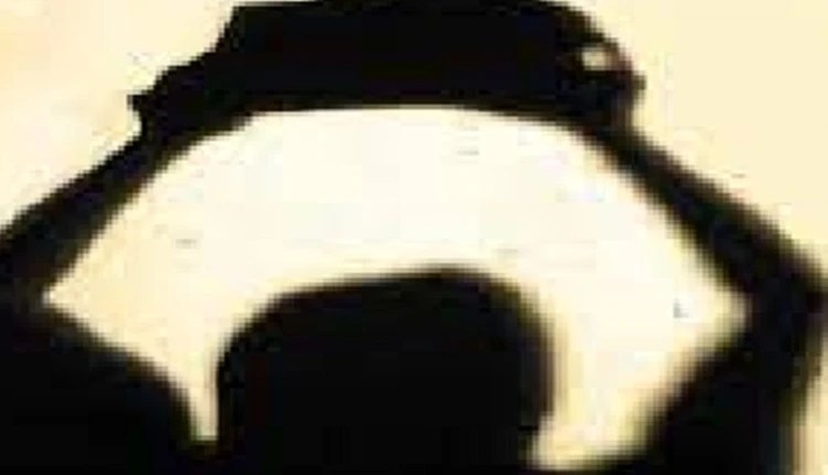 पुण्यातल्या वाघोली परिसरात हत्याकांडाची भयंकर घटना समोर आली आहे. किरकोळ वाद विकोपाला गेला आणि एका सराईत गुन्हेगाराच्या डोक्यामध्ये दगड घालून जागीच संपवण्यात आले. त्याच्याच तीन साथीदारांनी हि हत्या केली. बादल शेख असे हत्या झालेल्या तरुणाचे नाव आहे. #Crime #News #murder #NewsUpdate