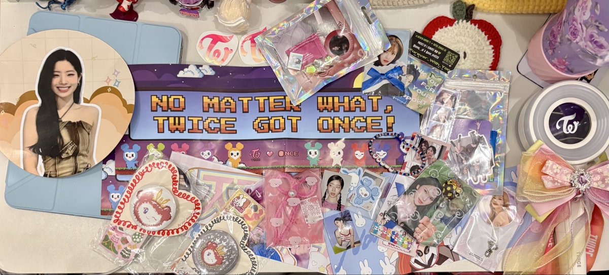 hi_yyongbok's tweet photo. freebies and trades that i got last night! thank you so much, onceseu~! 💗 https://t.co/sEgIpJAPFS