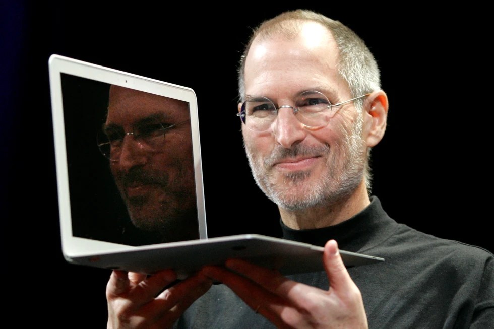 ApuliaRetro's tweet image. 5 ottobre 2011
#accaddeoggi

Muore Steve Jobs.

Steve Jobs, cofondatore di Apple, decede a Palo Alto all’età di 56 anni.

Figura fondamentale per lo sviluppo di prodotti come il Macintosh, l’iPhone, l’iPod, l’iPad, ⬇️