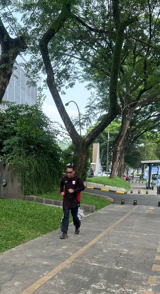 DdysBolank's tweet photo. ...🏃🏼‍♂️...🤔...Lari aja dulu
#running #laripagi #hmmaraton #lari #laripagibintaro https://t.co/3838CySHRF