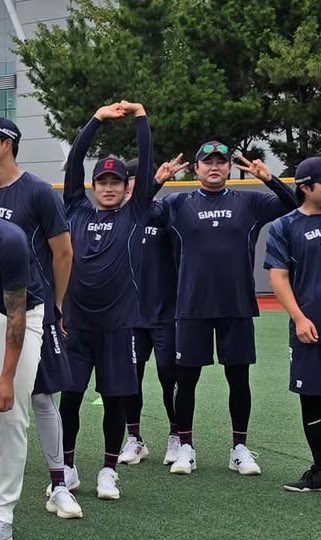 감보아 인스타 ㅋㅋㅋㅋㅋㅋㅋㅋㅋ

통역님이랑 감보아도 개웃긴데
김강현 정철원 포즈 5세~30세 같다