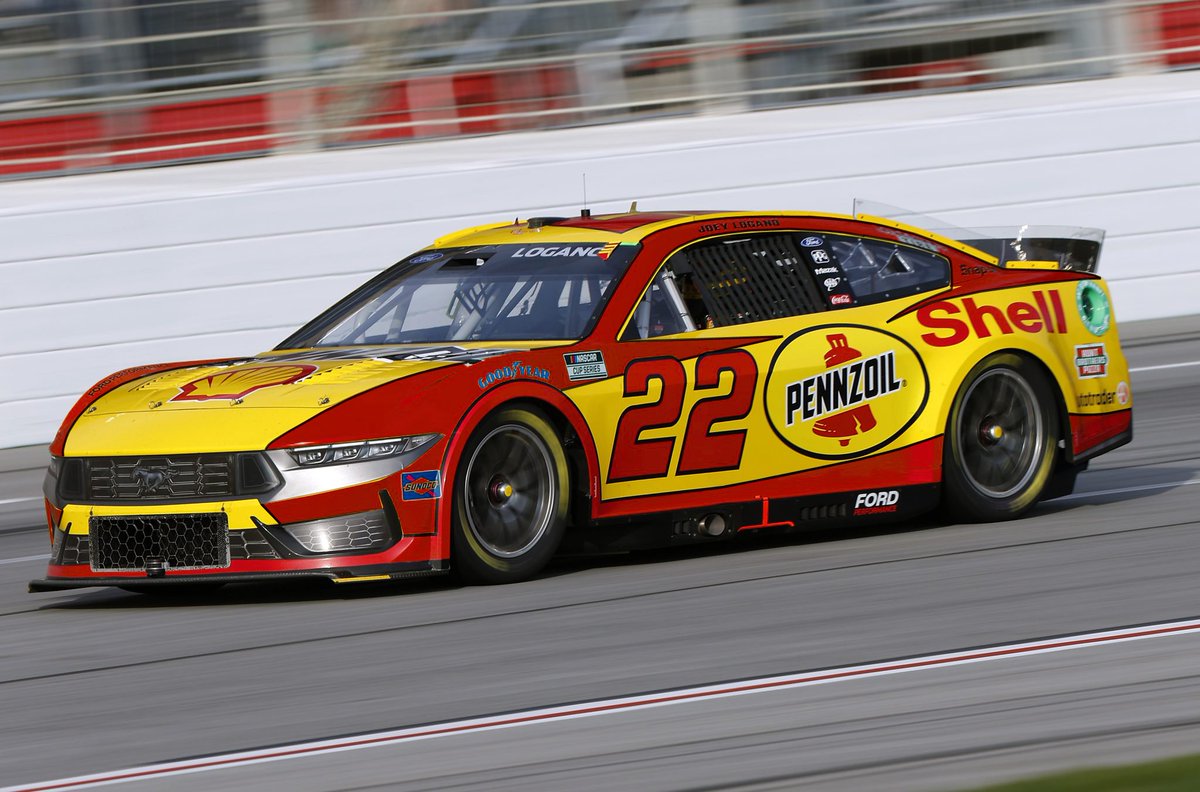 jayryia's tweet photo. Yeah I'm still hoping @Team_Penske And @joeylogano does this livery nxt season. https://t.co/IGfjadmxby