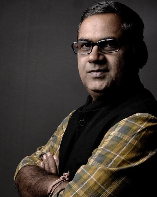 TheTribhuvan's tweet image. शरदकुमार; 
आज तक के राजस्थान ब्यूरो हेड
जिनका आज का जन्मदिन है, शुभकामनाएँ। 

एक सजग और सतर्क भाषा भाषा वाला ज़मीनी पत्रकार। हर बड़े मुद्दे पर छोटी-छोटी जगहों को खंगालने वाला। जैसे रात की रेलिंग पर बैठा एक जुगनू अपने ही अक्षरों से उजाला करता है। वे पत्रकारिता के उन दुर्लभ…