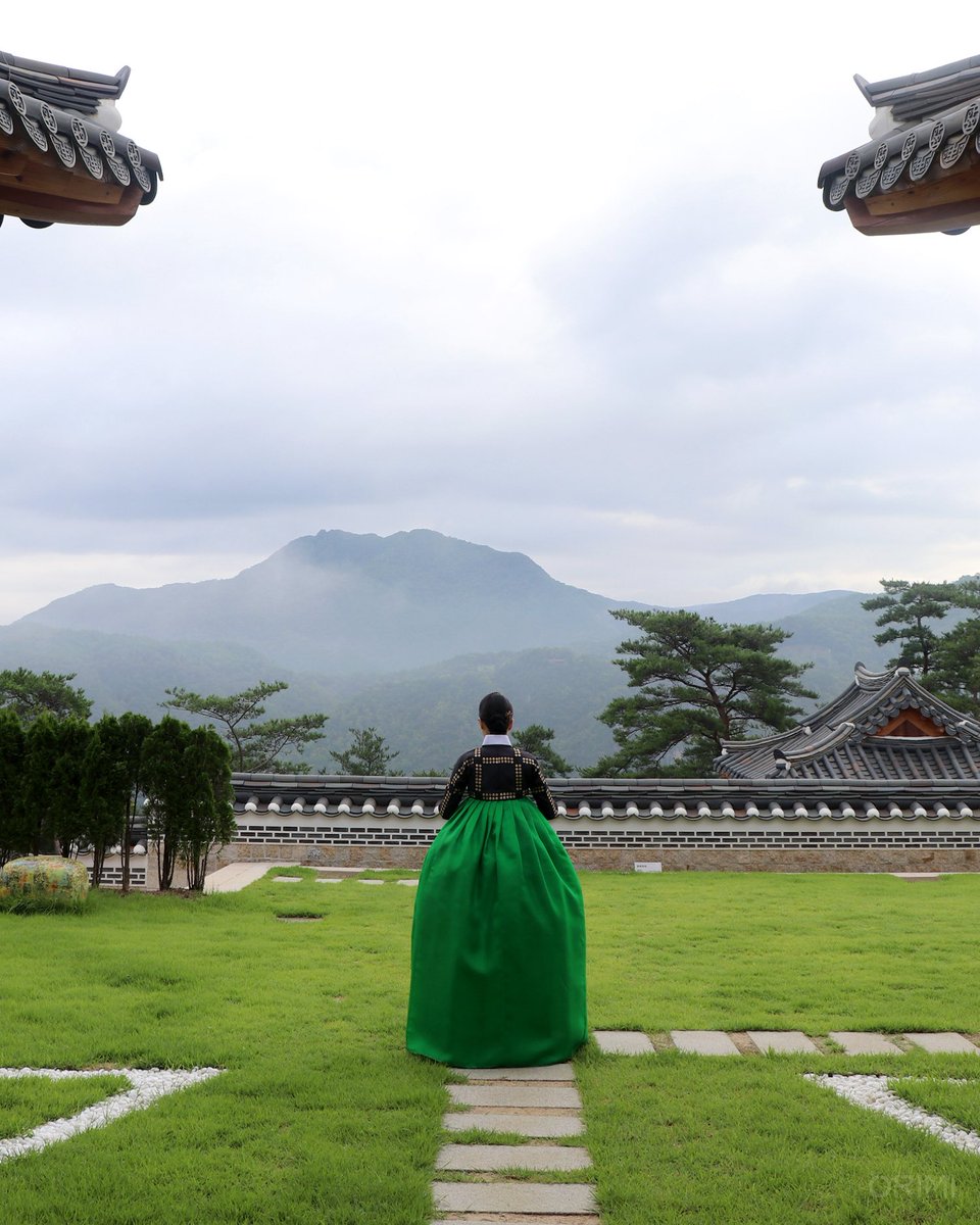 Orimihanbok's tweet photo. 말 없이도 전해지길 바라는 고요한 인사.
푸른 새벽빛과 서늘해진 바람 사이로 마음을 전해봅니다.

한옥에서 곱게 한복을 차려입고 맞이했던 새벽을 떠올리며 추석 인사를 드립니다. 모두가 풍요롭고 편안한 마음만 가득한 추석 연휴 되시길 바랍니다. https://t.co/QVcADdeB1y