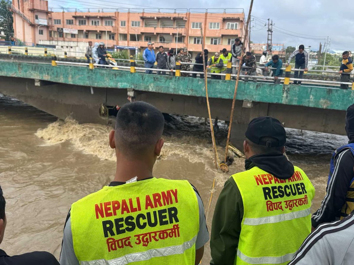 NepaliArmyHQ's tweet photo. ललितपुरस्थित च्यासल पुलमुनि बाढीले बगाएर ल्याएको रुख अड्किएर पानीको बहावमा अवरोध सिर्जना भएकोले राजदल गणबाट खटिएको फौजले अन्य सुरक्षा निकायसँग सहकार्य गरी उक्त अवरोध हटाएको छ ।
#NepaliArmy
#NAinDisasterManagement https://t.co/v3S3wDuMVd