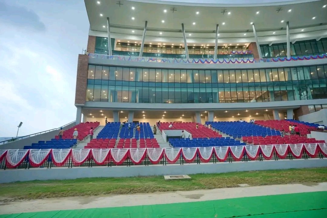 SINGH_NITESH108's tweet image. राजगीर क्रिकेट स्टेडियम का शानदार पवेलियन और मैदान का दृश्य-एक 5 मंजिला आधुनिक सुविधा जो शीर्ष स्तर के पेशेवर मैचों की मेजबानी के लिए आवश्यक सभी चीजों से सुसज्जित है।
दुनिया सबसे सुंदर क्रिकेट स्टेडियम में गिना जाएगा...अद्भुत!🥰
#Bihar
#RajgirStadium #SportsDevelopment 
#RSAvARG