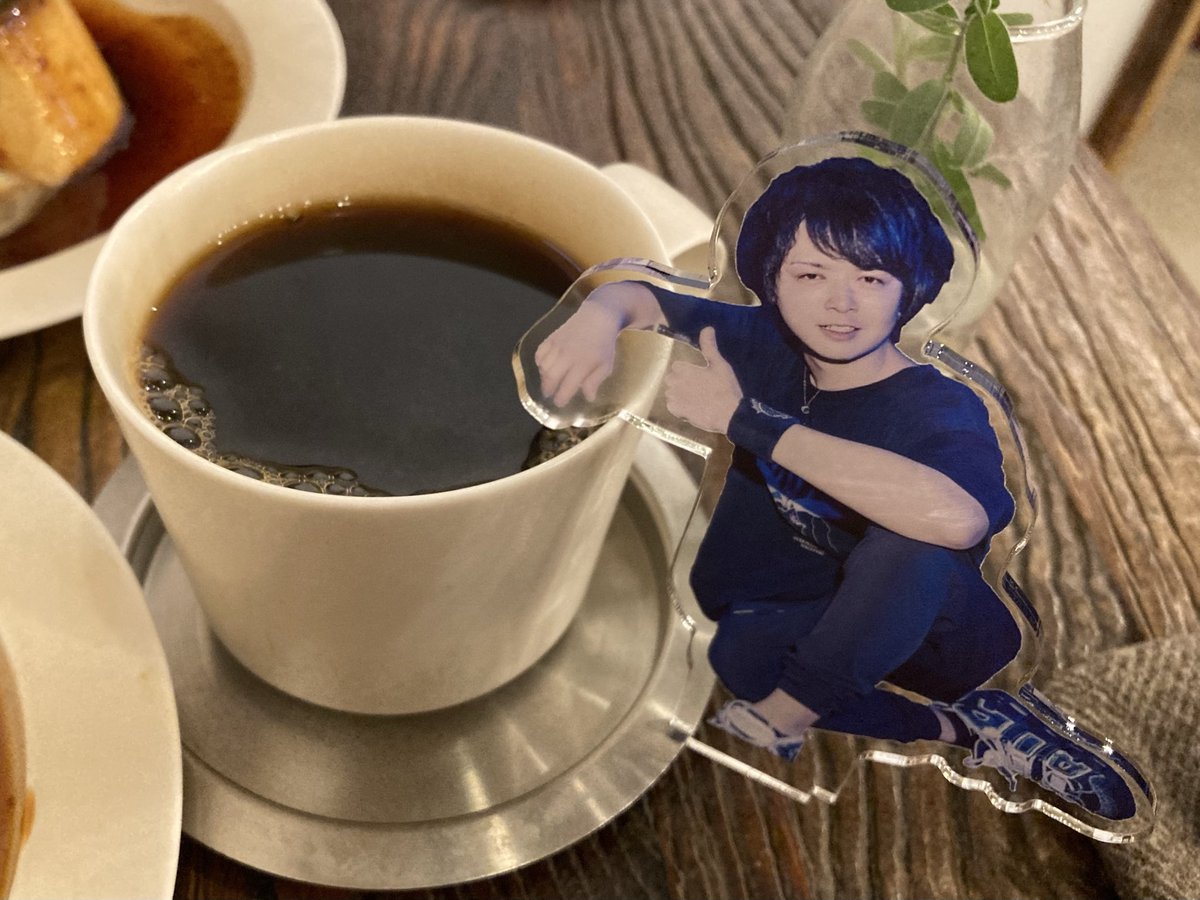 コーヒーの湯加減を確かめてくれる初穂さん。優しい。