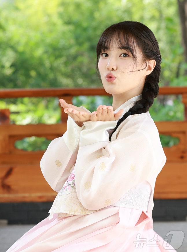 Soljiwanilove's tweet photo. 서아야 담엔 양반아씨 하자
기사사진 초깜찍😆
울 서아 담에 양반아씨 시켜주세요 https://t.co/sTyS1RgbN3