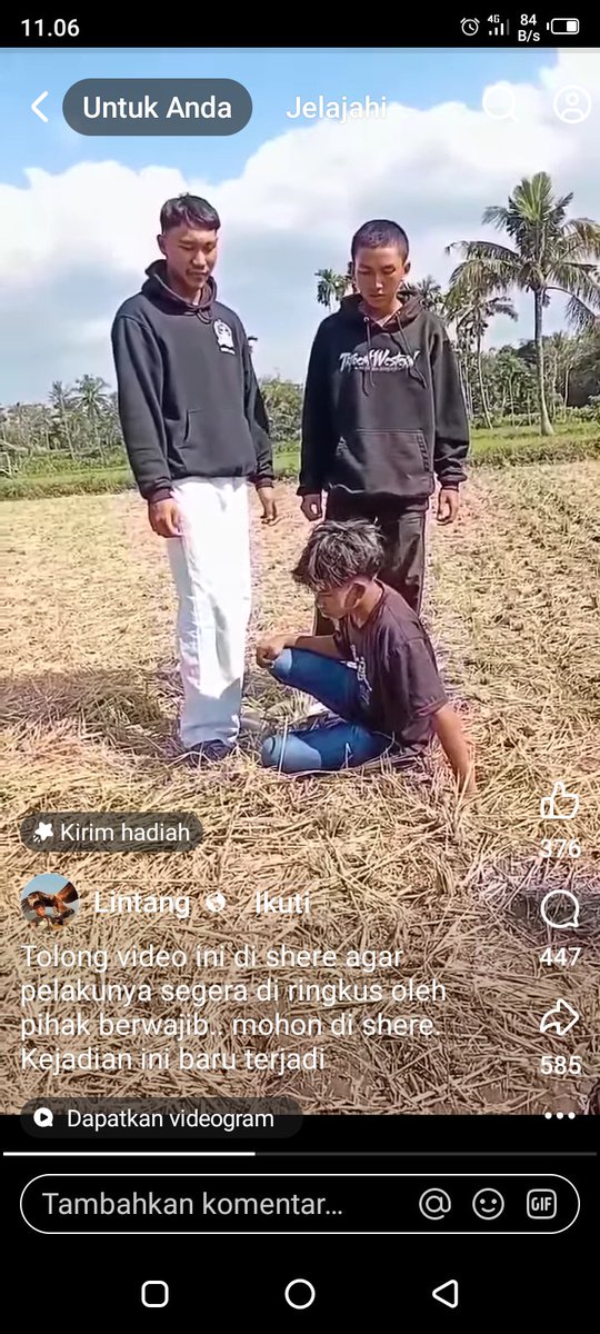 IkhtiarQu's tweet photo. Minta tolong diselidiki 2 orang yg lebih besar menganiaya seorang remaja
Sumber : fb Lintang https://t.co/p5GjaD9FJV