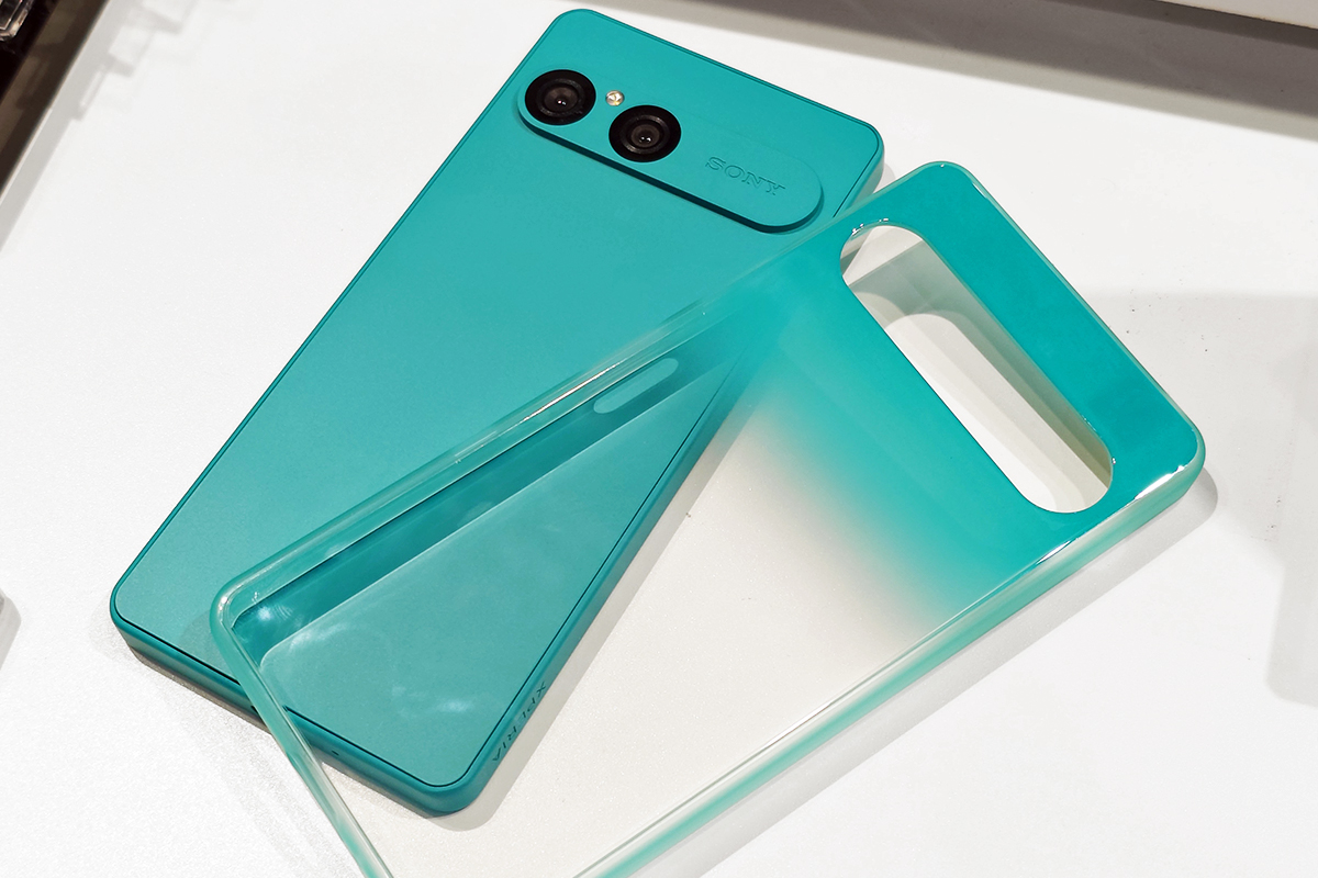 Xperia 10 VII にソニー純正カバーを装着した画像が思っていた以上に 