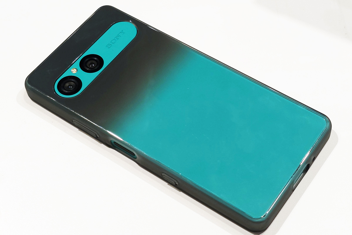 Xperia 10 VII にソニー純正カバーを装着した画像が思っていた以上に