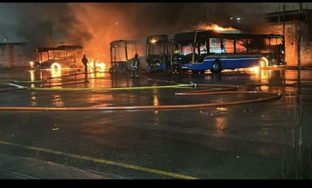 ArgenRuedas's tweet photo. #AHORA
INCENDIO EN EL PLAYÓN DE LA CABAÑA
A horas de la madrugada se produjo un incendio en el playón de la empresa La Cabaña S.A.
Se reconoció al interno 41 de la #Linea172 (AH512IS) y algunos coches de las provinciales
#LaMatanza #RafaelCastillo #SanJusto
@CiudadDeBondis https://t.co/QH4NG9xJTe