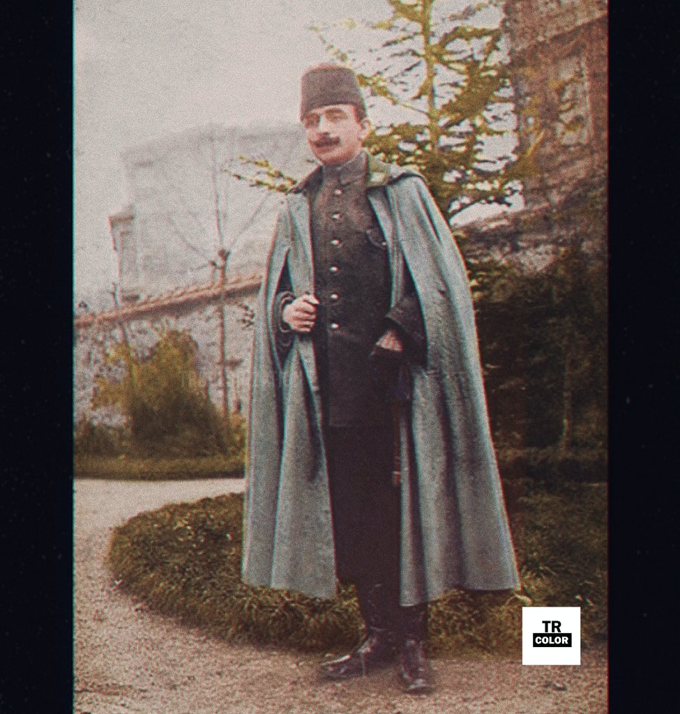 Enver Paşa'nın İstanbul'da bulunurken  çekinmiş pek bilinmeyen bir fotoğrafı.
#enverpaşa