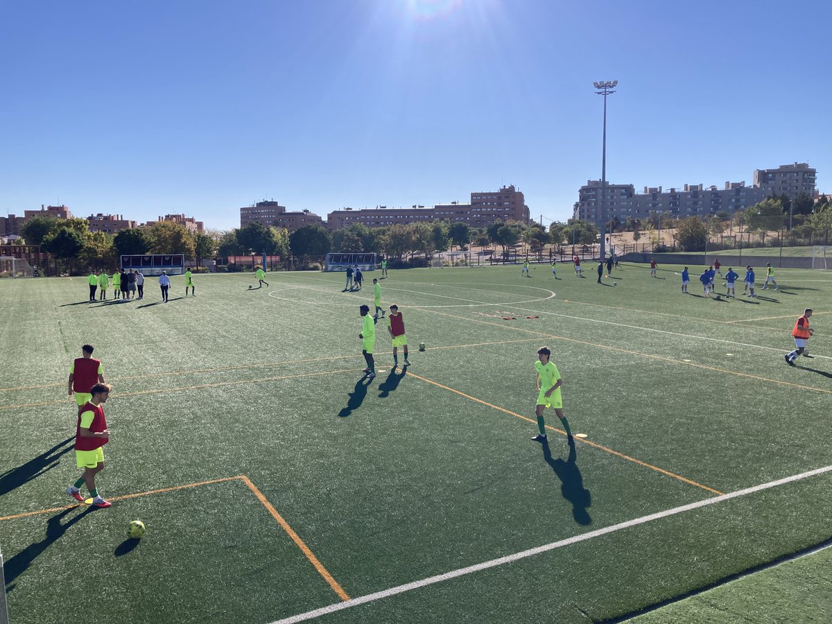 Miguicazorla7's tweet photo. 🎙️Amanece un nuevo domingo de fútbol de barrio

@CDVicalvaro 🆚 EF Aluche

El equipo local busca la tercera victoria consecutiva ante un cuadro visitante compartiendo grupo perseguidor del liderato.

📻@madridaltanto de @ondamadrid https://t.co/do7Kh5SJQO