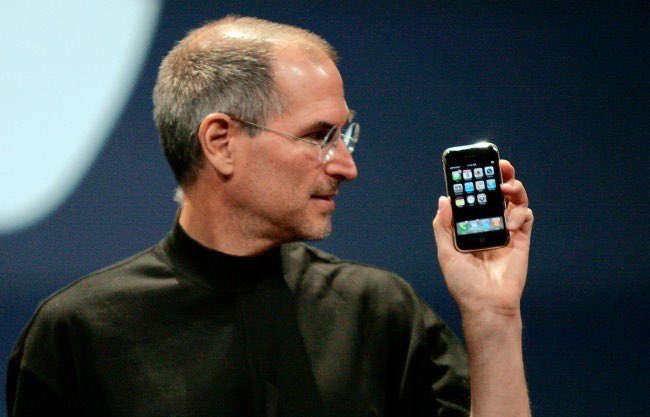 ifrnb's tweet photo. Tal día como hoy, hace 14 años, murió Steve Jobs. Un loco que pensó que podía cambiar el mundo... y lo cambió. https://t.co/VmCxoinVjq