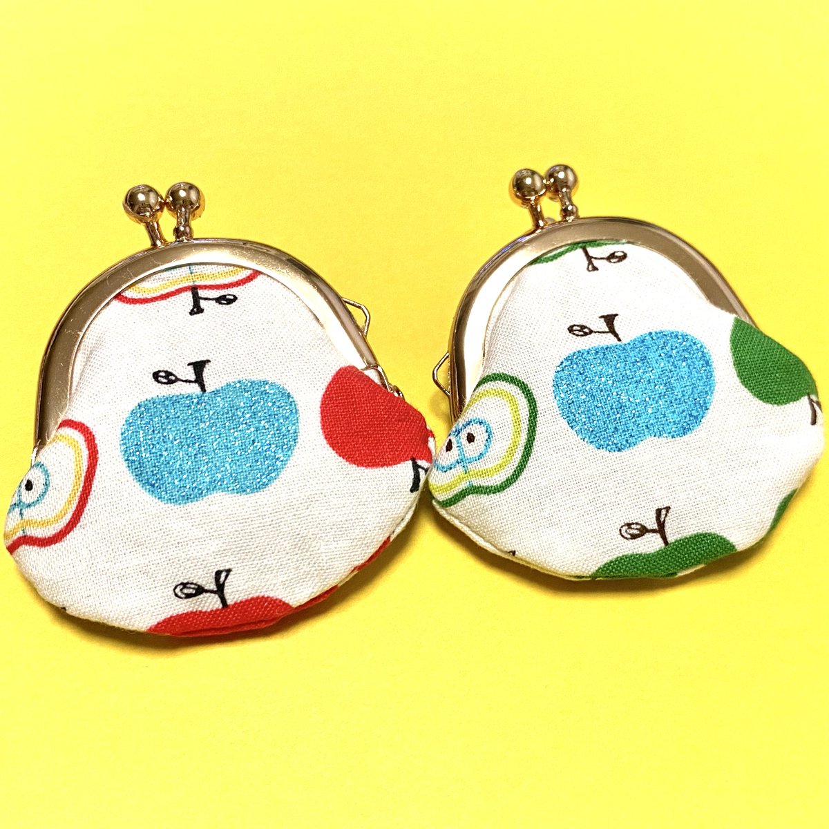 はぎれを沢山貰ったからちっちゃいがま口作ってみた🍎口金にピッタリつけるのが難しかった〜