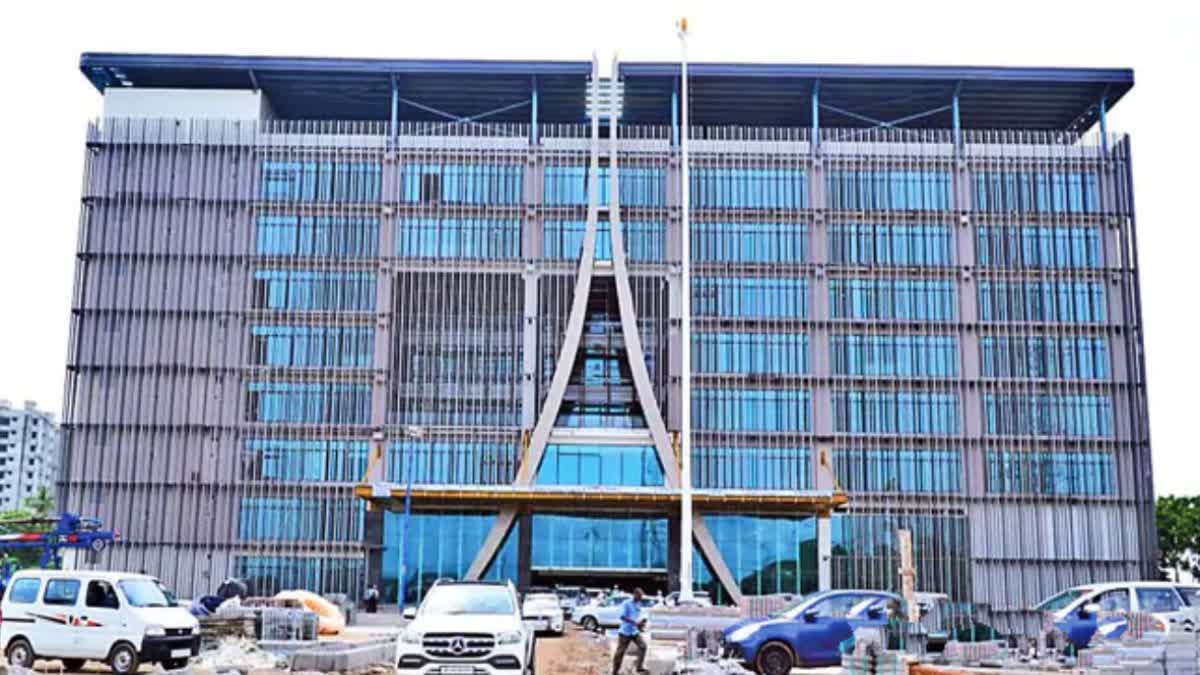 MissionAndhra's tweet photo. CRDA Building in Amaravati set for inauguration on Oct 13
•AP CM to inaugurate the long-awaited administrative hub.
•All municipal and HOD offices to function from the new complex.
•Work expedited after earlier delays to support capital development.

@AKNarne @GloryToNCBN 
#AndhraPradesh #Amaravati #Capital #APCRDA #Infrastructure