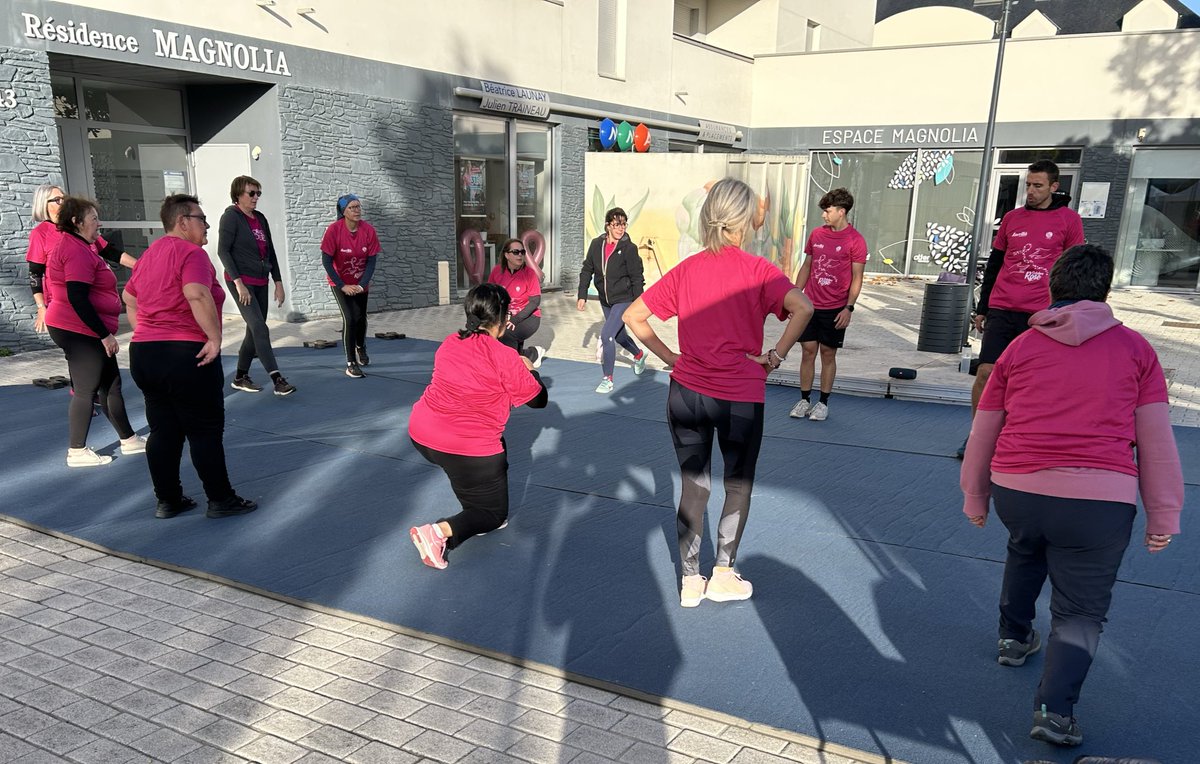 CarolineHS_49's tweet photo. Nous sommes tous concernés par #OctobreRose À #Avrillé j’ai souhaité que l’on mobilise toutes celles et tous ceux qui œuvrent au quotidien pour prévenir les cancers du sein. Un grand merci pour leur présence et leur engagement 🙏 #AngersMétropole #Santé https://t.co/eLTRMXJJ7B