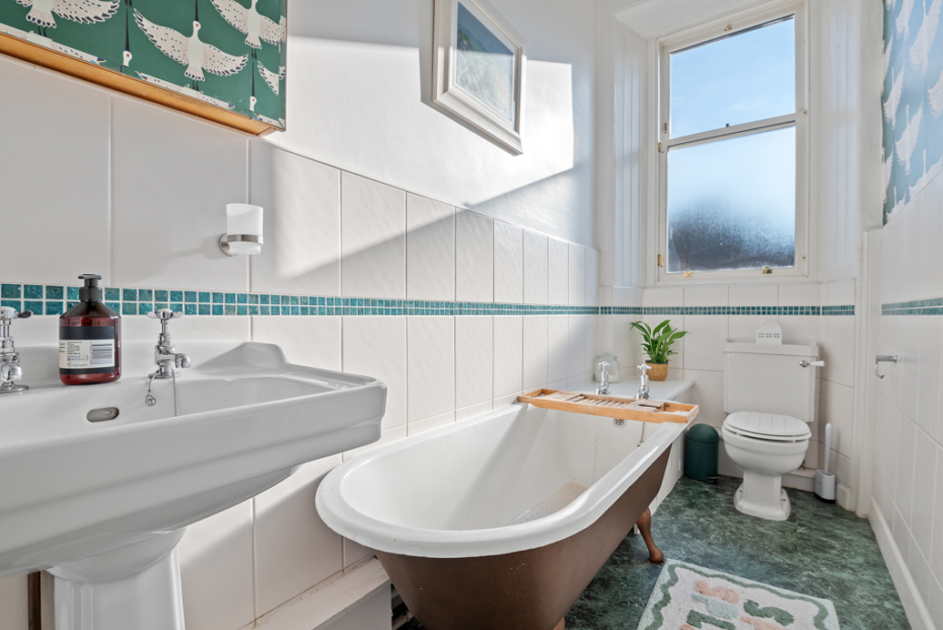 Comiston Road, Morningside
- Bright and Spacious Second Floor Flat 
- Sought After Location 
- Bay Windowed Sitting Room 
- Fitted Kitchen/Dining Room 
- Two Good Double Bedrooms and Box Room/Home Office 
- Bathroom 
- Shower Room 
- Excellent Storage 
- Shared Rear Garden