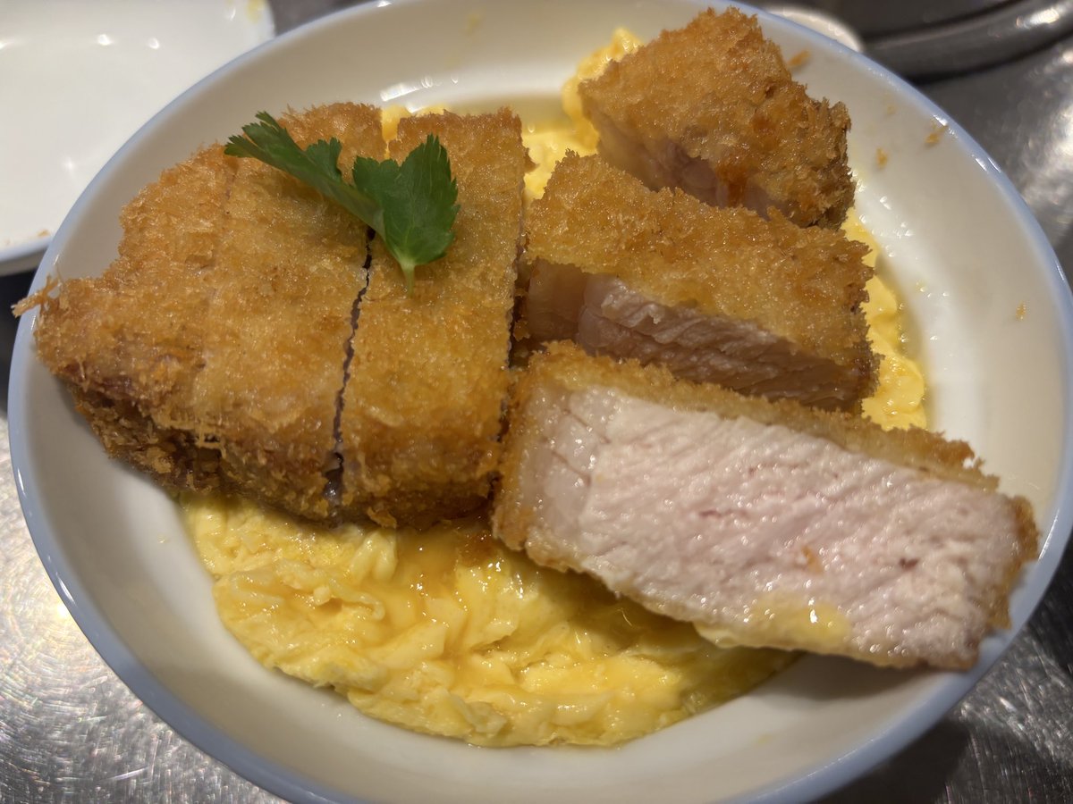 昼飯にカツ丼を食べる。
前から食べたいと思っていた北区内のカツ丼屋で、肉の厚みがウリの店だ。
卵とじではなく、たまご丼の上にカツがのっている感じ。
先日の平針の店同様、肉は厚くて柔らかいが、衣が薄くサクサク感が無い。
美味しかったんだけど、なんかコレじゃないんだよなぁ‥