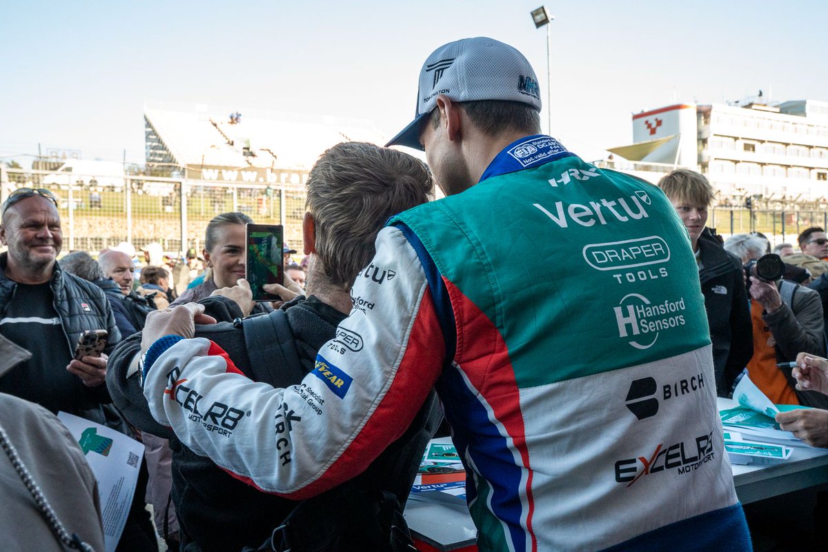 TomChilton_'s tweet image. Signing off the season with my last autograph session! 🏁 Huge thanks to all the fans ➡️ here’s a look back at the memories we made together. 📸

#BTCC #EXCELR8 #TeamVERTU #birchgatwick @VertuMotors @Excelr8M