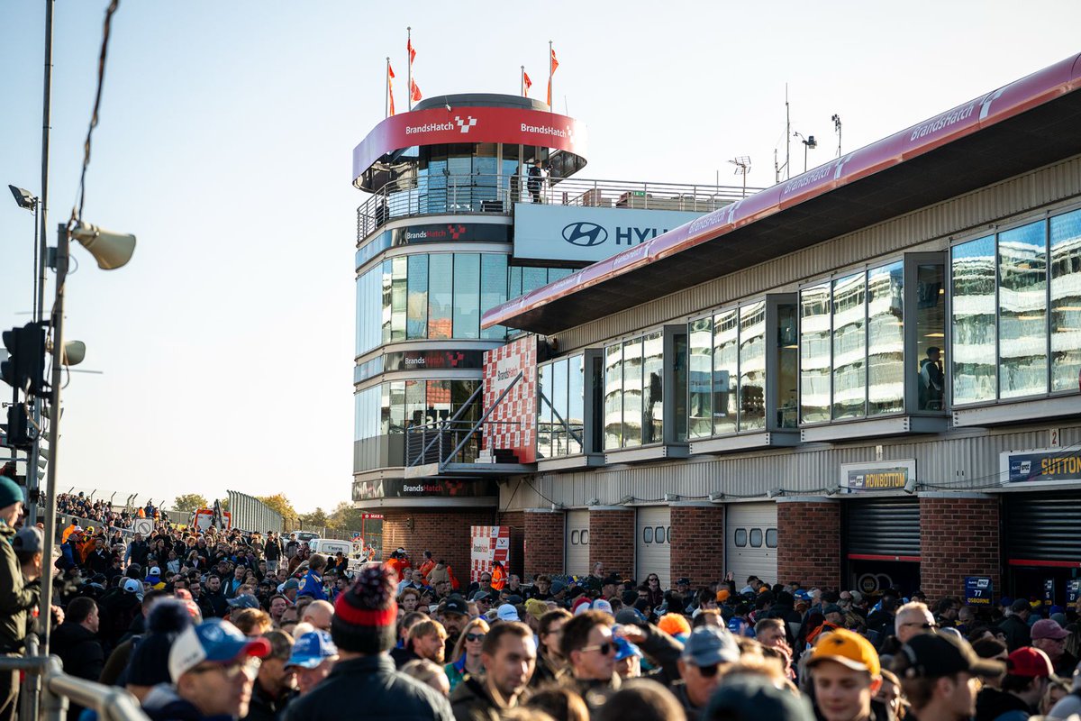 TomChilton_'s tweet image. Signing off the season with my last autograph session! 🏁 Huge thanks to all the fans ➡️ here’s a look back at the memories we made together. 📸

#BTCC #EXCELR8 #TeamVERTU #birchgatwick @VertuMotors @Excelr8M