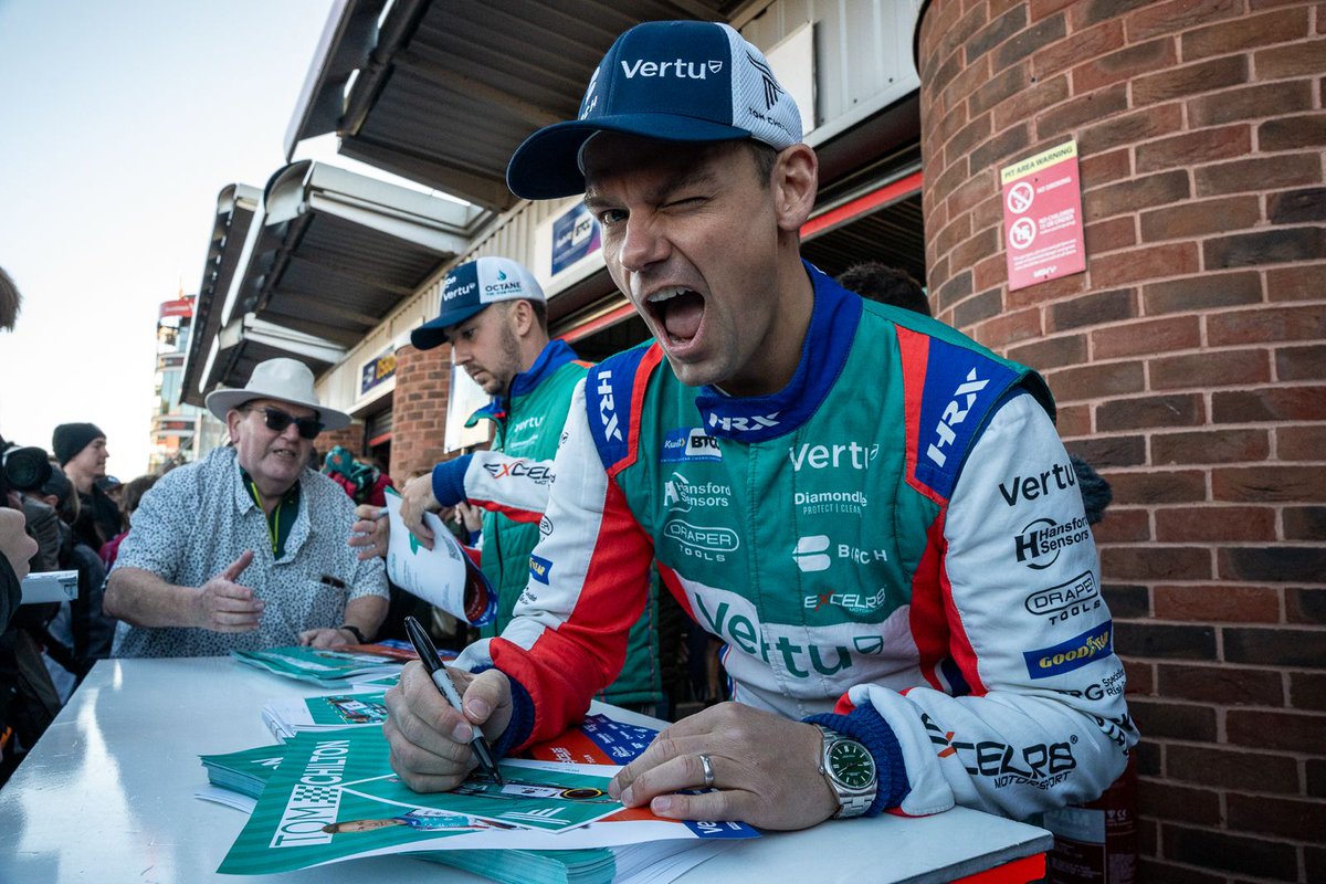 TomChilton_'s tweet image. Signing off the season with my last autograph session! 🏁 Huge thanks to all the fans ➡️ here’s a look back at the memories we made together. 📸

#BTCC #EXCELR8 #TeamVERTU #birchgatwick @VertuMotors @Excelr8M
