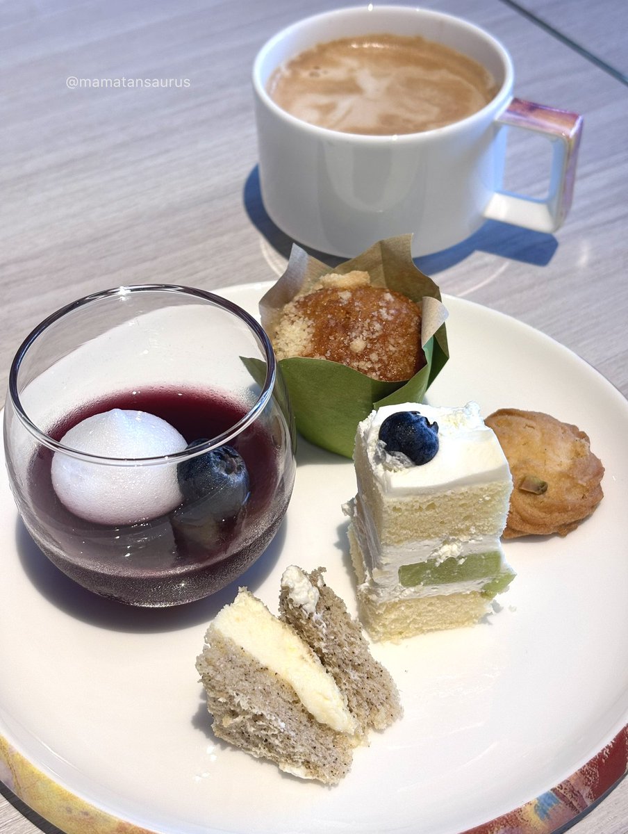 mamatansaurus's tweet image. 聞き流してもらって大丈夫なんですが
今月結婚記念日があるので
家族でお祝いランチをしてきました🍽️
初めて利用するホテルのブッフェ
デザートコーナーの充実さ最高🍰
今夜はもうビールしか入らなそうです😅
日曜日お疲れ様でした♪
明日からまた頑張りましょう⭐️