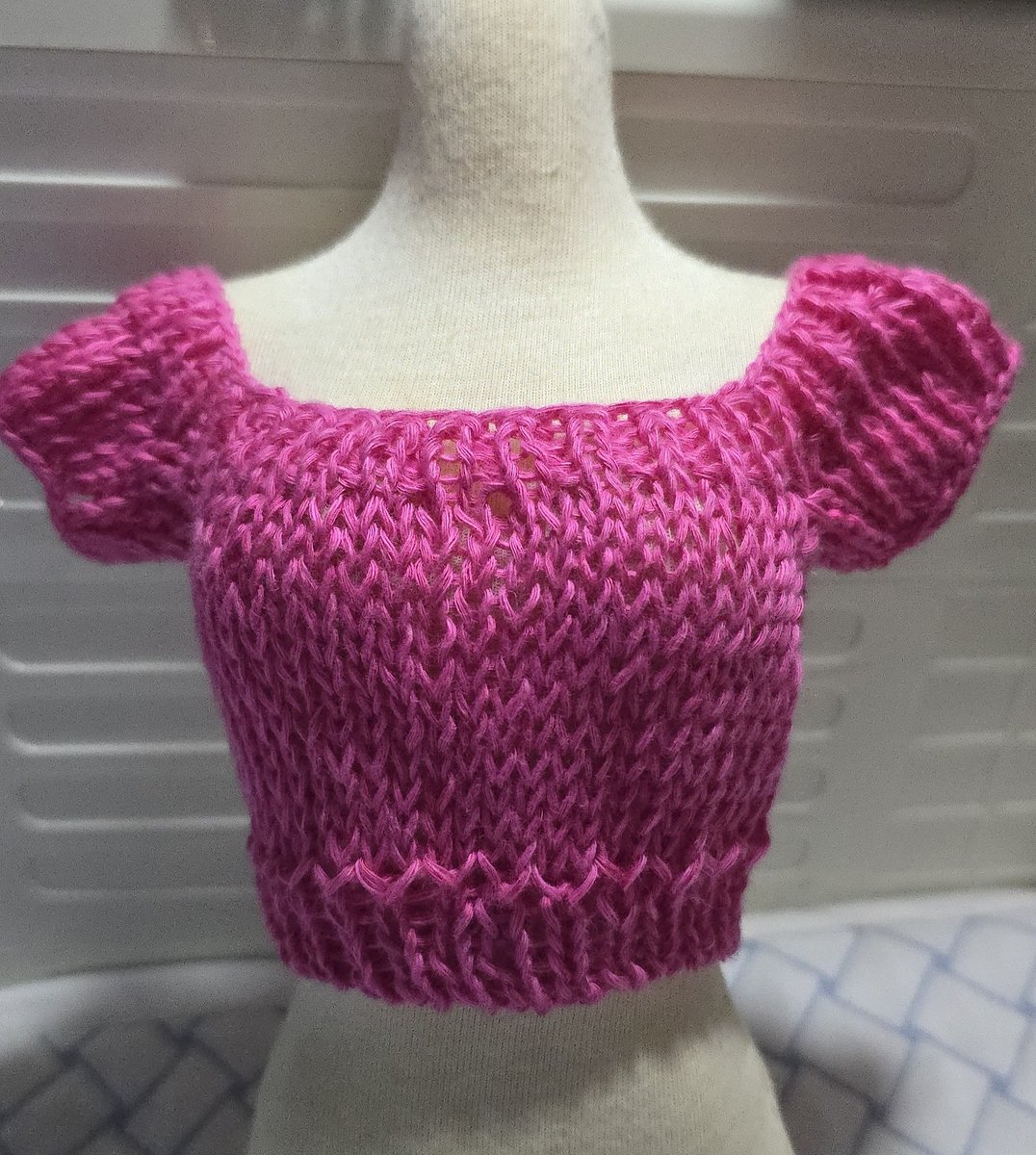 Sd16세용 탑.
아직 장식넣기 전.
핫핑이 진짜 이쁜데 폰카 맘에 안들지만
지인이 좋아해서 바로 투척.

고정 사이즈 확정되서 무지성으로
색상별로 떠서 쟁여두기로~
조만간 지인들 인놀할때 입혀서 놀아야지.